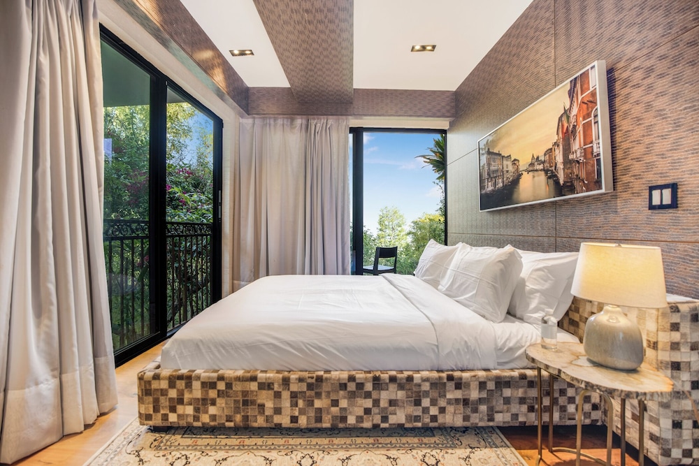 Villa Kaleida - Sleek Modern Sunset Villa With Eclectic Style & Infinity Pool