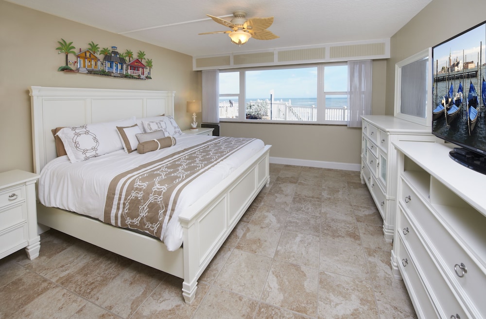 Paradise Beach Club by Happy Palm Stays