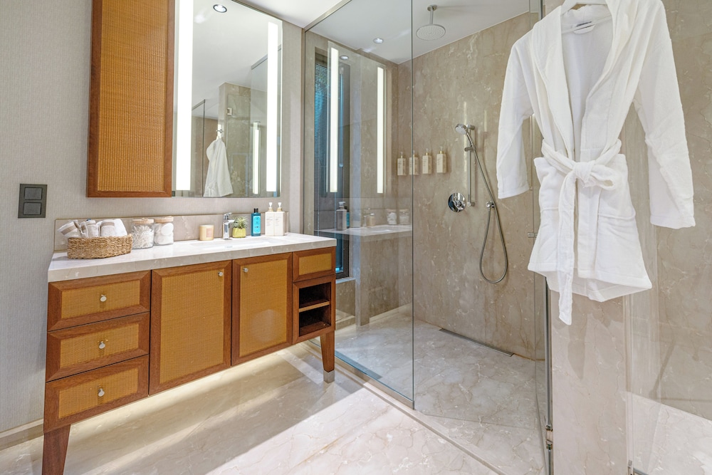 3-Bedroom Beachfront Villa with Hotel Amenities