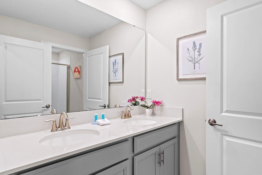 Chic 4BR Home With Mickey Star Wars Rooms