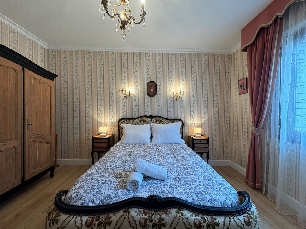Spacious Group Stay Near Le Mans Circuit