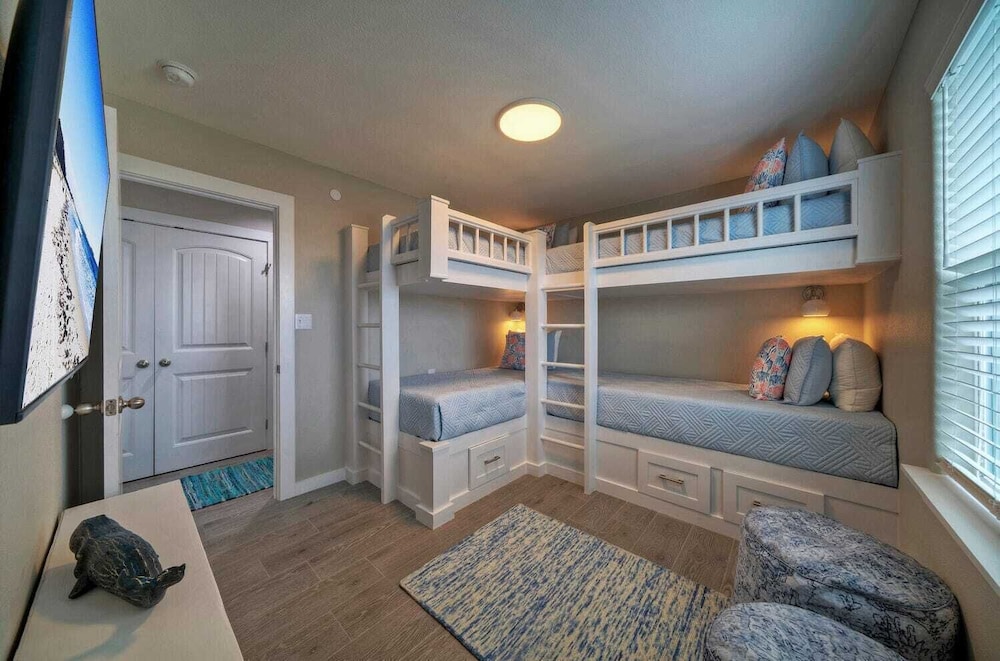 Sleeps 16 2 Homes, Priv Pool, Ping-pong 1block to Alister St. Shops & Dining
