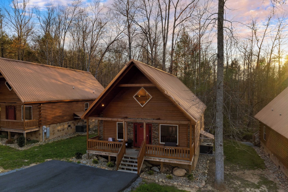 Hot Tub + Foosball Access to Pool, Tennis, Gym Chill'n in the Smokies
