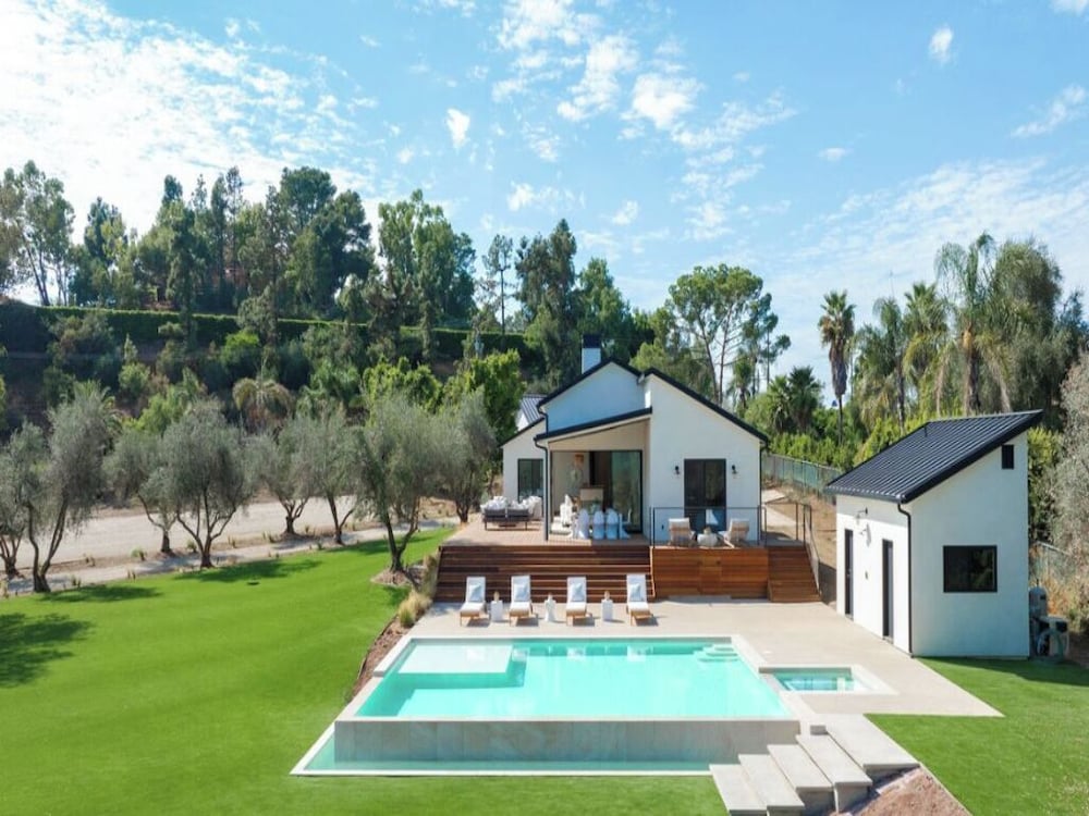 Lechusa - Secluded Creative Compound: Luxury 2-acre Estate w/ Studio & Pool