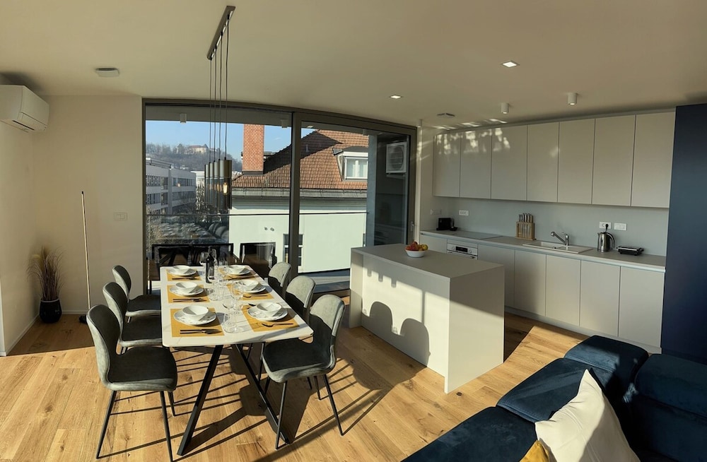 Garden Residence - Premium Castle View Apartment