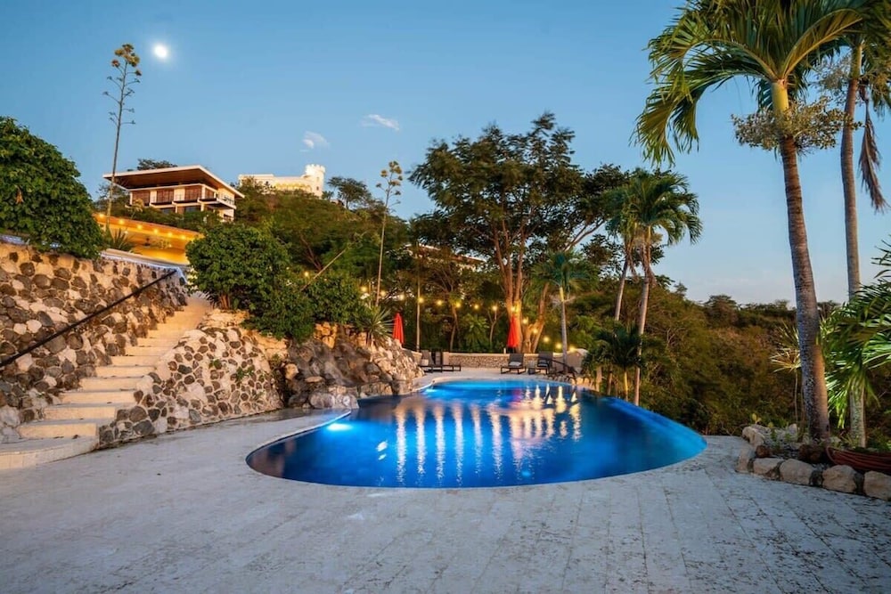 Beautiful House with Sweeping Ocean Views, Modern Design, and a Private Infinity Pool