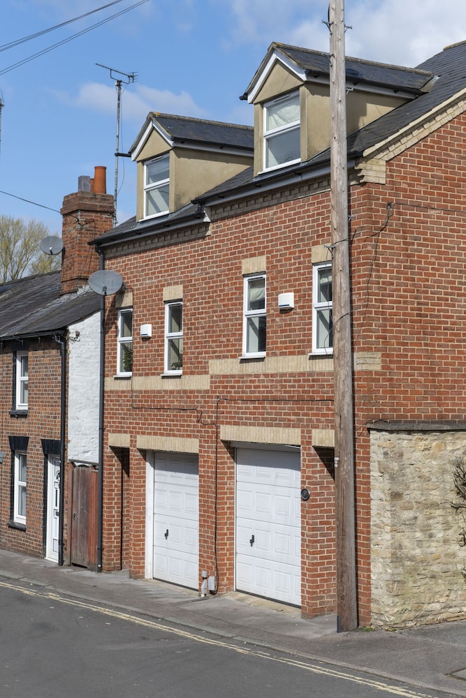 A very British house to stay 3 Bedroom view 4
