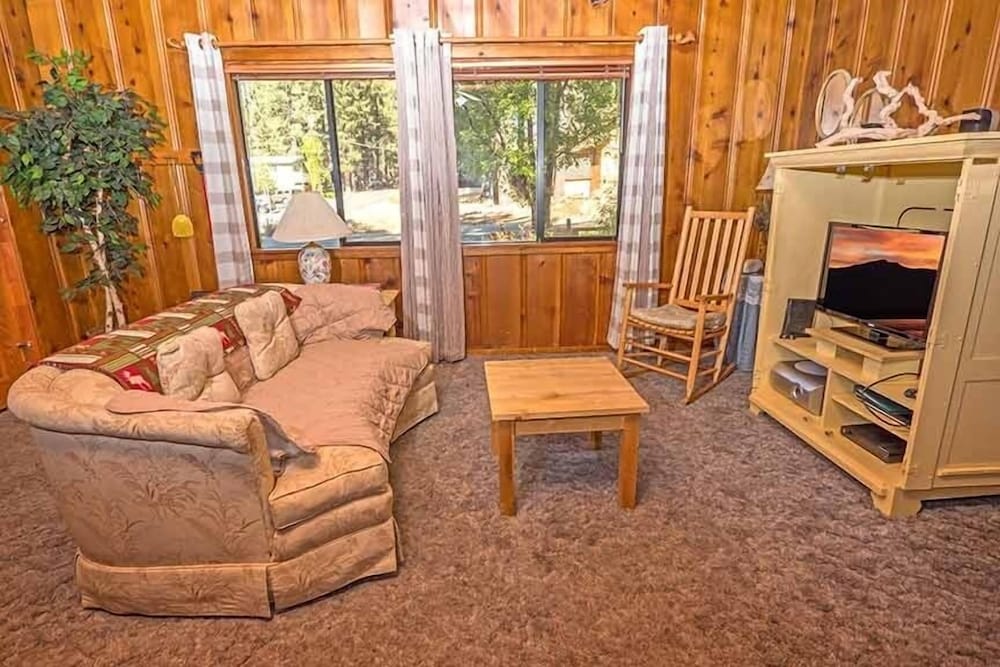 1198 Carson Avenue 1 Bedroom Cabin by RedAwning