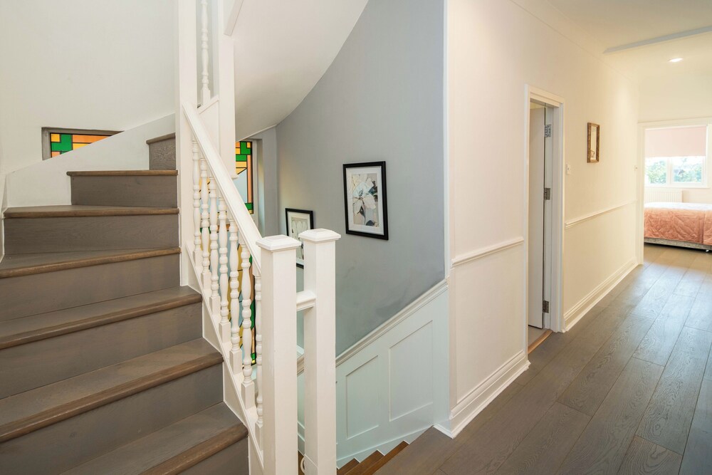 Luxurious 6-bed House With Pool and Free Parking