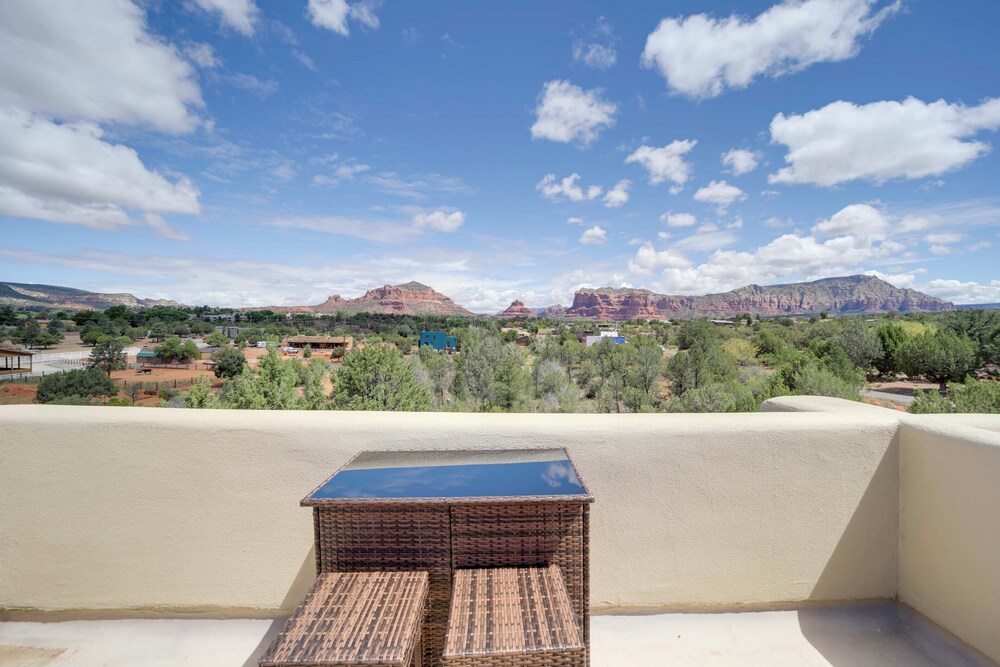 Hot Tub & Red Rock Views: Secluded Sedona Escape!