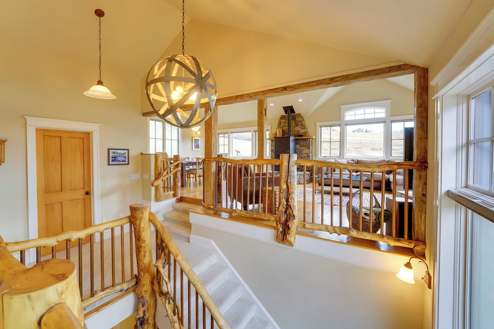 'CB Trailhouse' - Walk to Meridian Lake! view 2