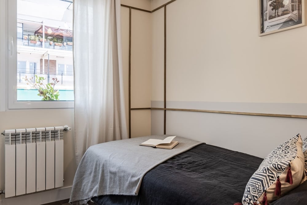 Casoria - 3 Bedrooms and Terrace in Trafalgar