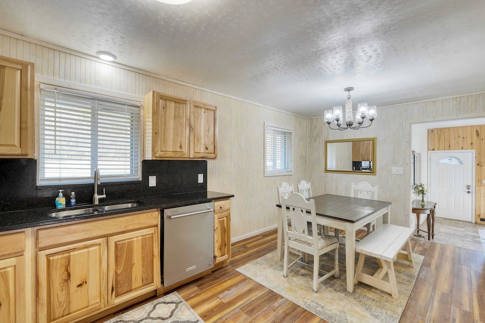 Creekside Haven by Avantstay Hot Tub, Fire Pit, Outdoor Dining Area Nestled Next to Creek