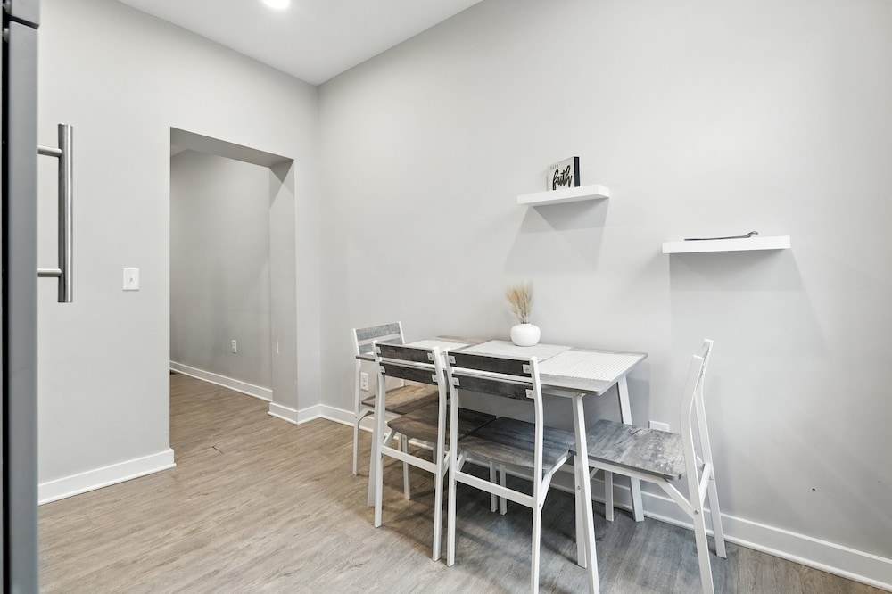 Cozy Historic Row Home- Near Stadiums! 3 Bedroom Home