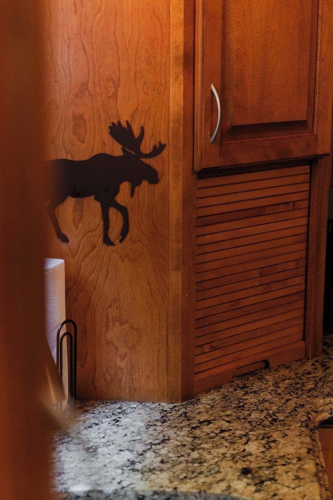 Cheerful Two Bdrm Cabin With Hot Tub & Pet Friendly