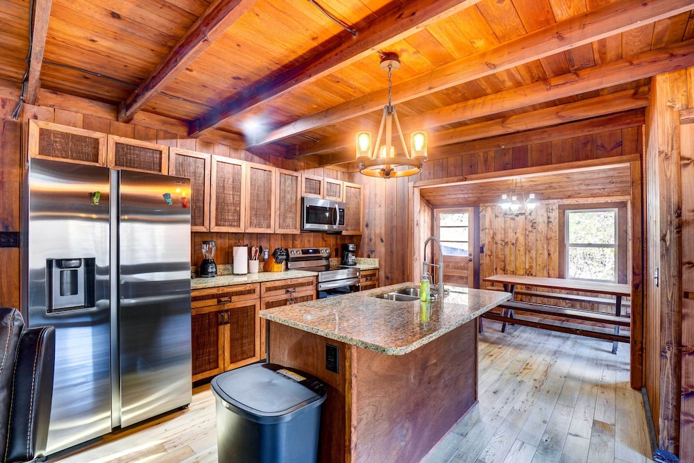 Gatlinburg Cabin: Hot Tub & River Views view 2