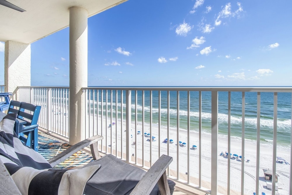 3BR Gulf-front Luxury w/ Pool Bar & Spa Baths