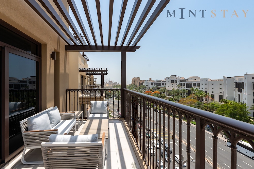 Modern 4BR w Full Burj Al Arab View Pvt Rooftop