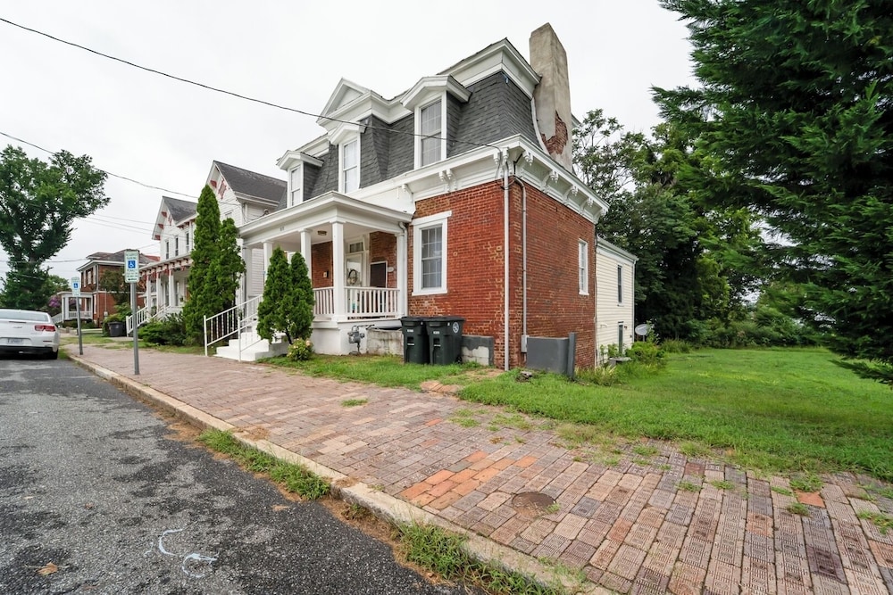 Central 4BR Historic Gem Near Colleges