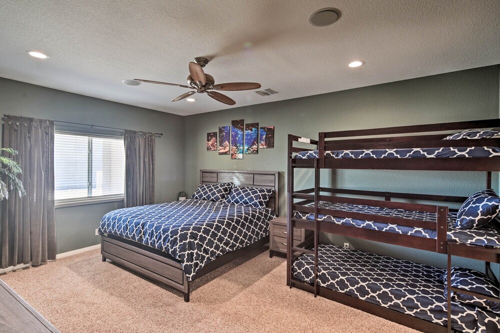 Sun-soaked Colorado River Haven - Walk to Beaches! view 4