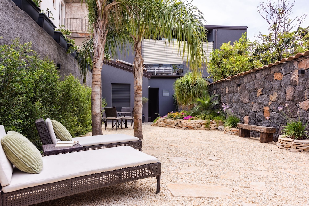 Leone Apartment With Garden by Wonderful Italy