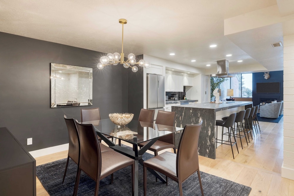 Parkside Condo by Avantstay Walk to Ski Lifts + Town Pool & Hot Tub Access