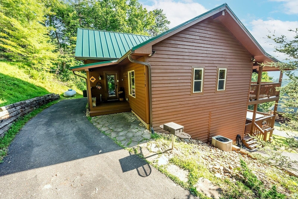 Bearmont Lodge 4 Bedroom Cabin by RedAwning