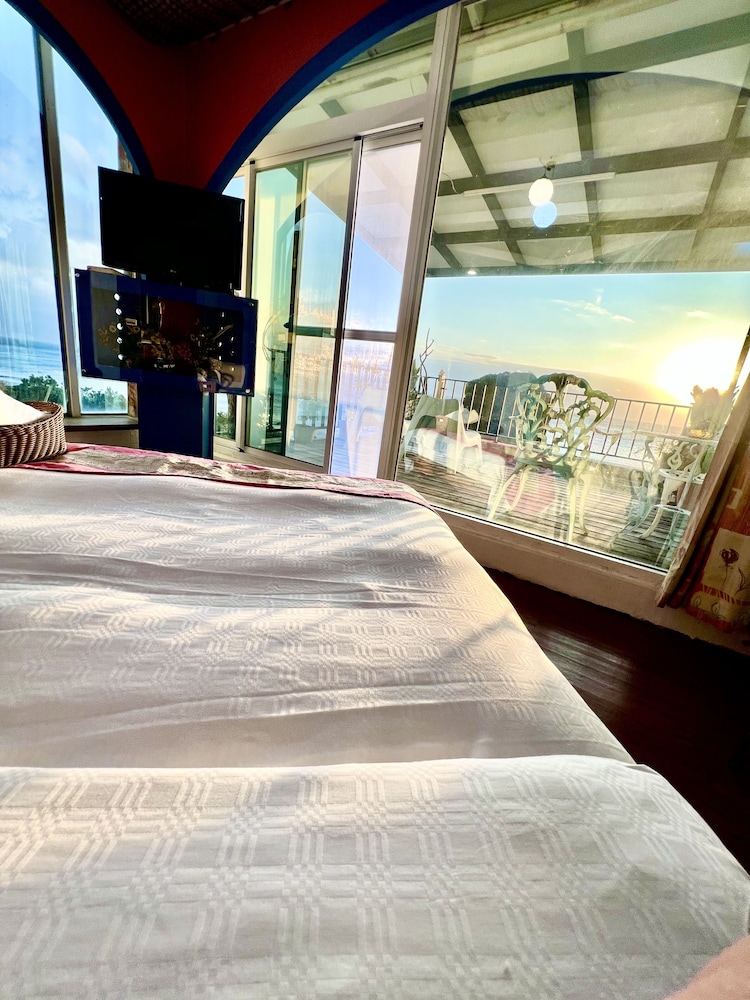 Ming-Jun Holiday Inn