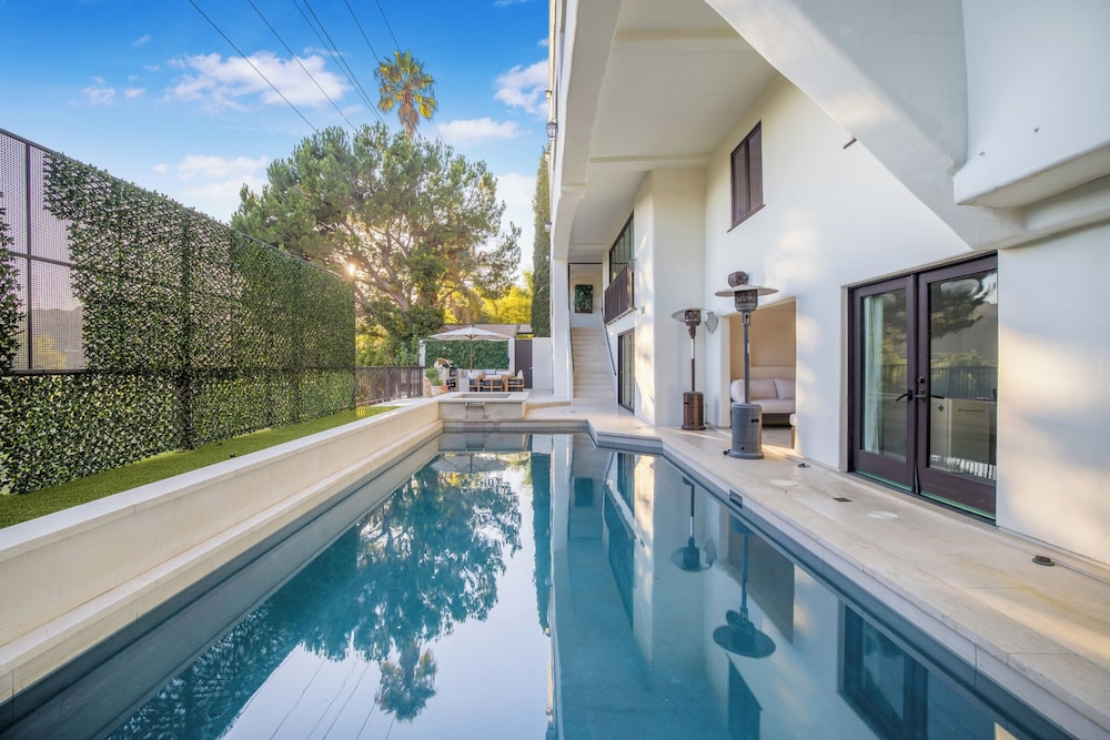 Villa Solea - Mulholland Retreat w/ Pool, Spa & Iconic LA Views