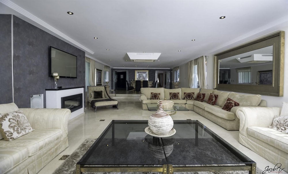 Beautiful Luxury Villa - Image 5