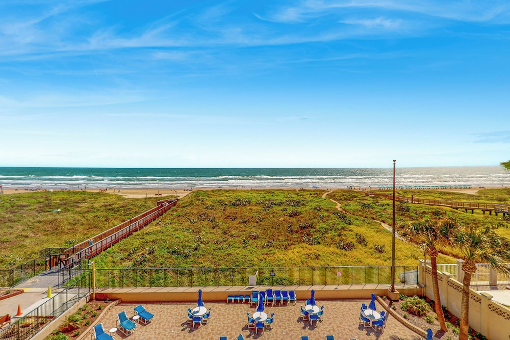 Gulf-view Corner 3BR w/ Balcony & Luxe Amenities