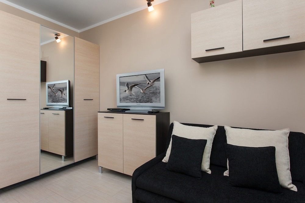 Apartments Chelmonskiego 11 by Renters view 4