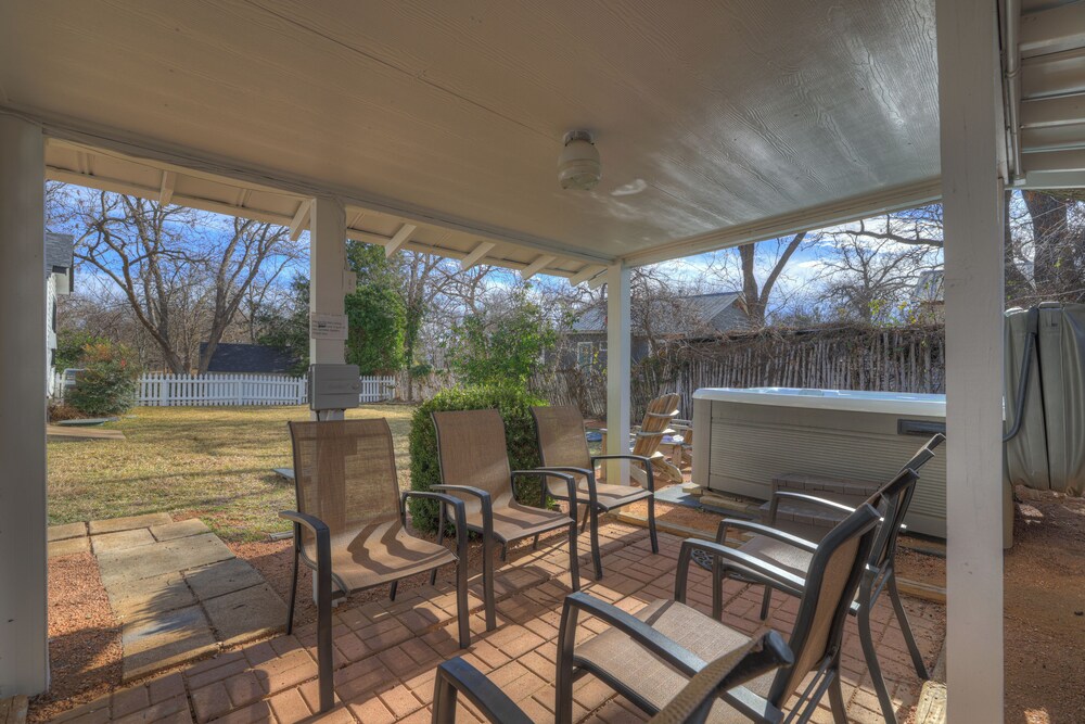 Leicht Haus Hot-tub & Fire Pit, 5 Blks to Marktplatz!