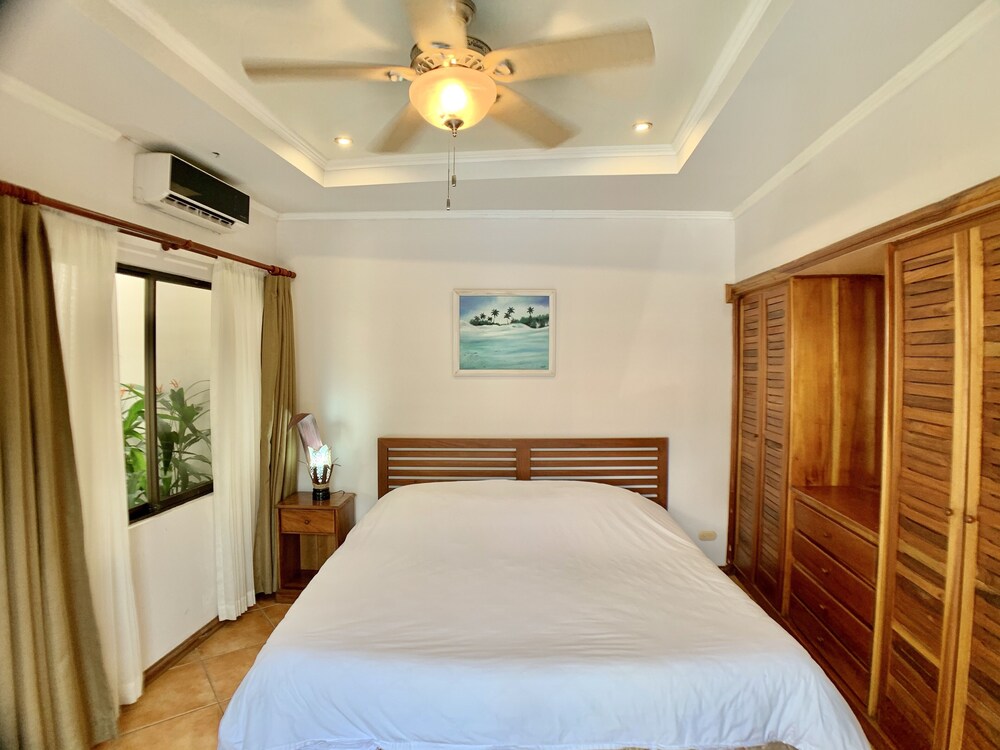 Villa Arenas: Private Pool & Easy Beach Access in Jaco by RedAwning