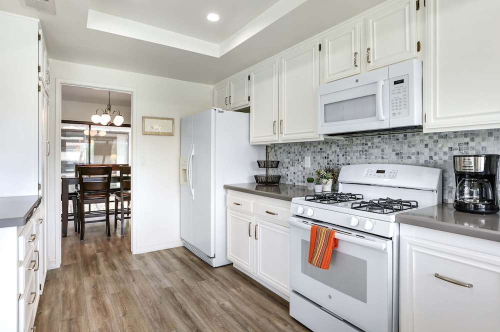 Spacious Single-story Condo With Golf Course Views