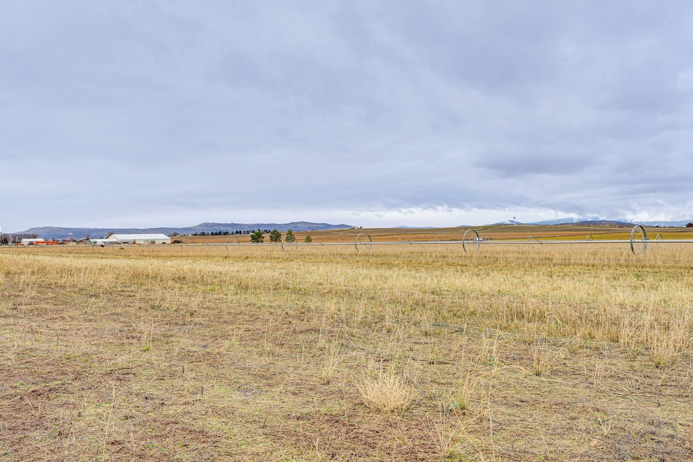 Walking Trail On-site: Tranquil Klamath Falls Apt!