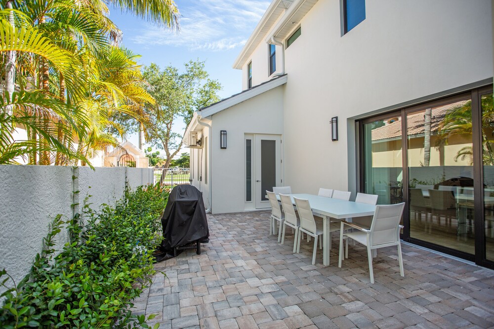 Sorrento Luxury Vacation Home: Expansive 5-Bedroom, 4.5-Bath Retreat with Private Pool, Hot Tub, and Pet-Friendly Accommodations – Just a Short Walk from S