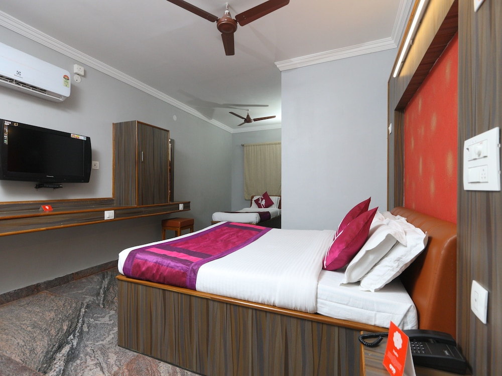 OYO 8828 Holidays Dollars Grand