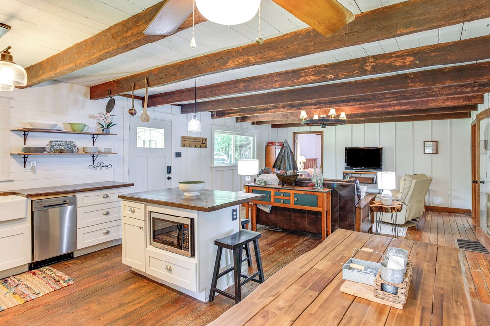 Lake Wateree Retreat: Dock & Screened Porch!
