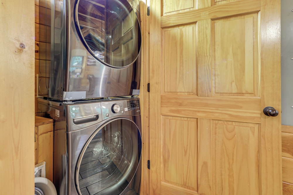 1 Mi to Dtwn Gatlinburg: Hot Tub Haven in Smokies!