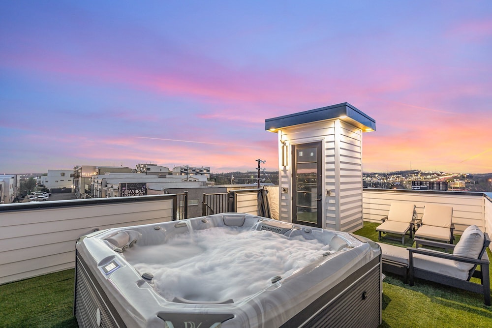 High Note-2 Rooftop Decks-3 Mins to Broadway