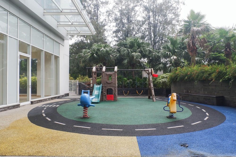 Stunning Studio with Strategic Location at Grand Sungkono Lagoon Apartment