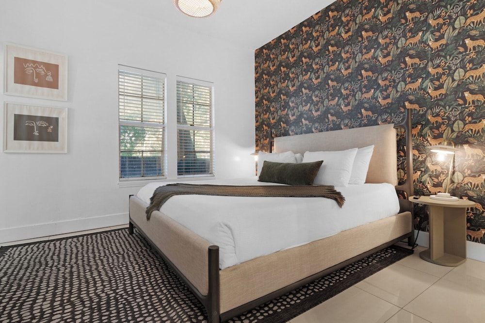 7BD Downtown Oasis Pool