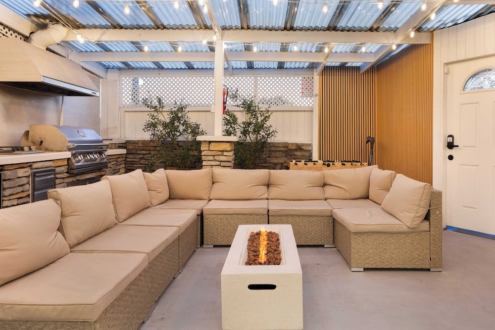 Steps to the Beach, Firepit & Patio Long-term Newport Beach Stay Coastal Cove