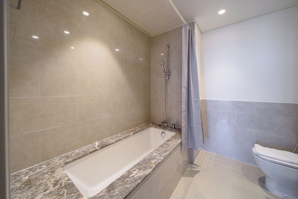 PVH - Opulent 2BR in Forte Tower 1