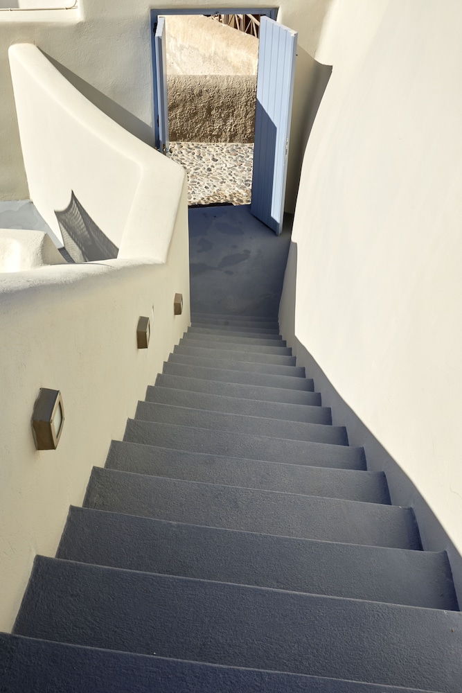 Luna Santorini Suites