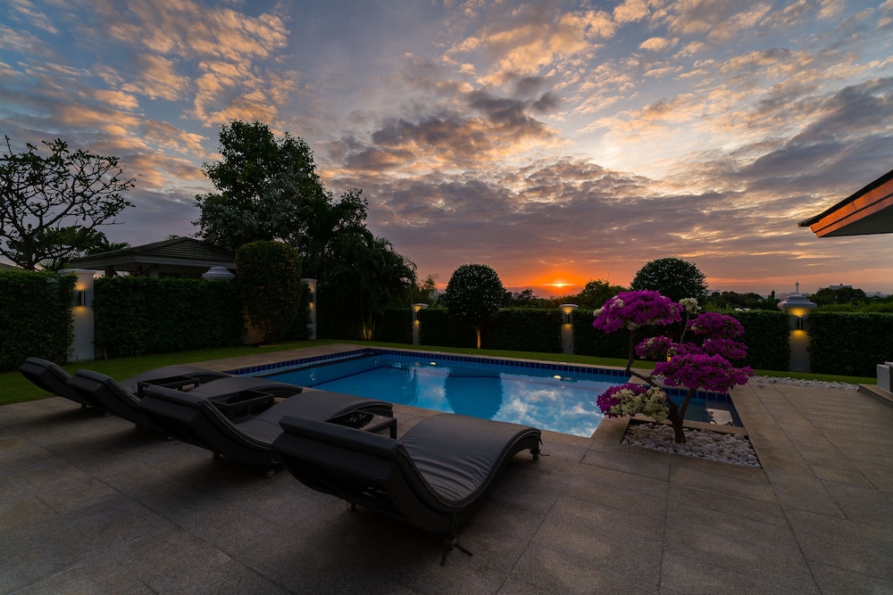 Luxury Pool Villa 604