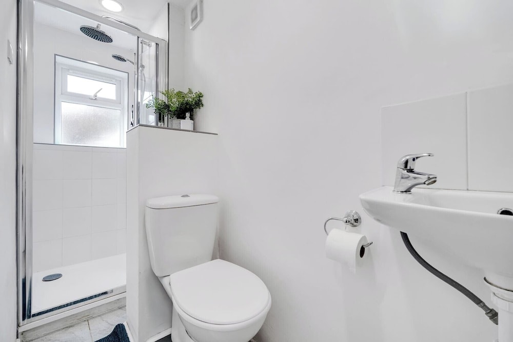 4 Bedrooms - Up To 14 Guests - Free Parking