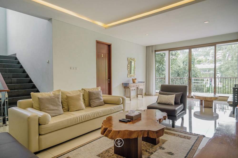 Mentari Hill View 8 BR heated pool and movie room