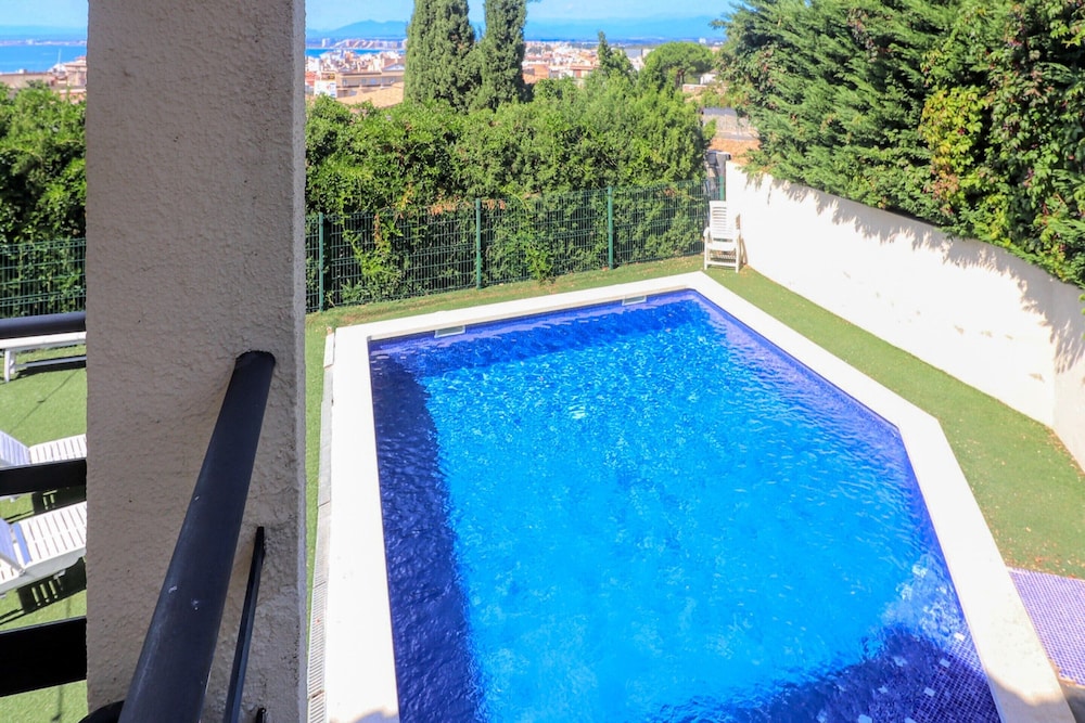 House in Roses With Pool Near La Punta Beach